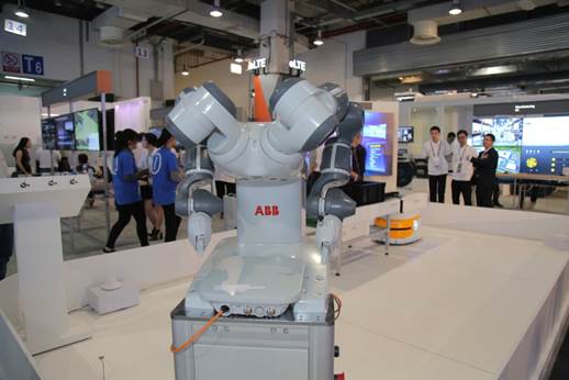 An ABB dual arm robot integrated with a Huawei OneAir wireless module is showcased at HUAWEI CONNECT 2016
