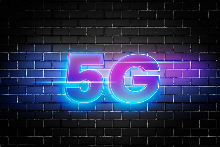 5G typography in 3d glow font